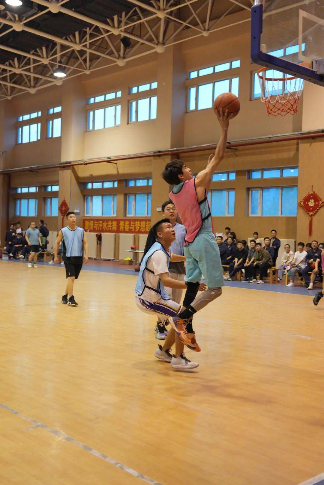 体育赛事留个下精彩瞬间激发观众热情